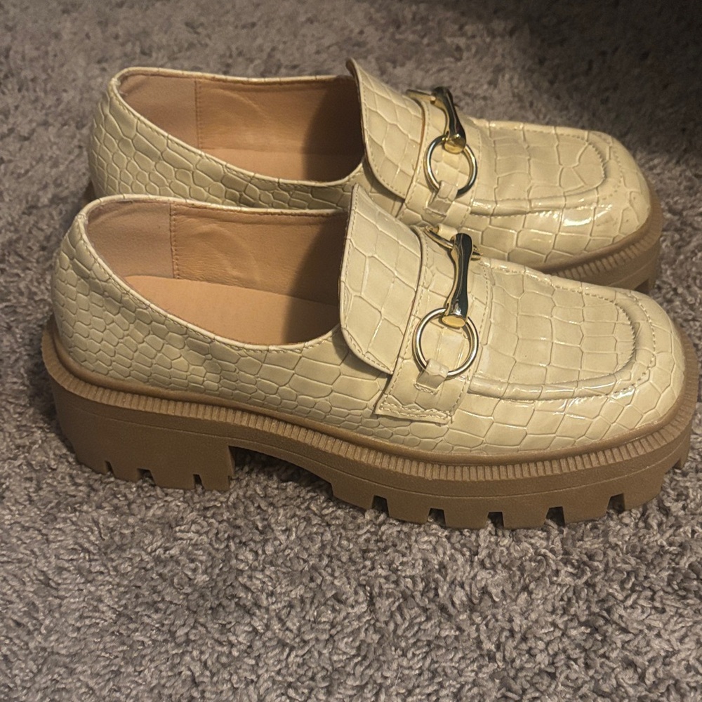 Urban Outfitters Cream Croc-Embossed Loafers with Gold Detail - Picture 4 of 6